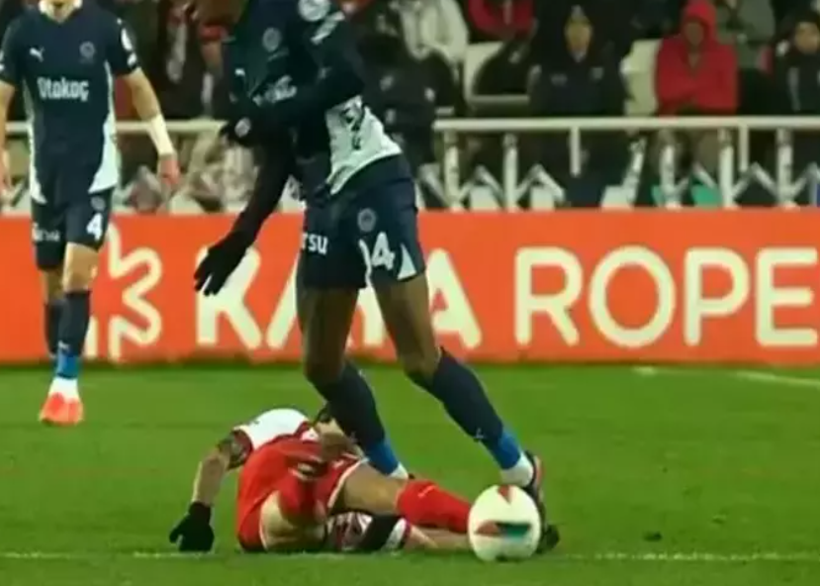 Fenerbahçe'nin golünden önce faul kararı krizi; VAR müdahalesi tartışması patlak verdi - Fotoğraf: 2