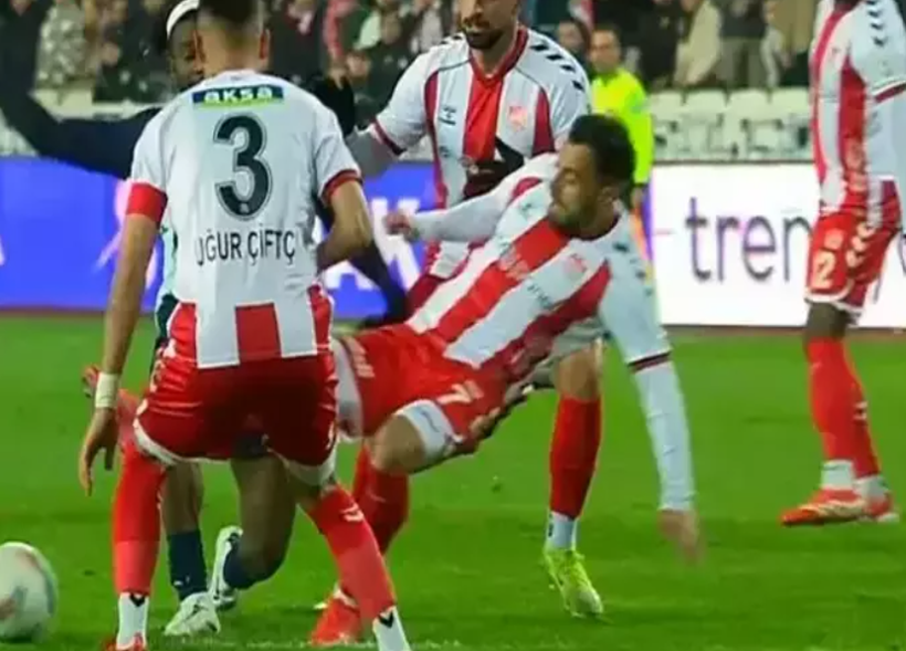 Fenerbahçe'nin golünden önce faul kararı krizi; VAR müdahalesi tartışması patlak verdi - Fotoğraf: 10