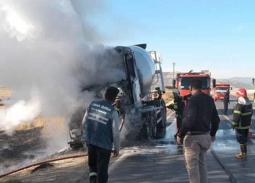 Gaziantep’te seyir halindeki beton mikseri yandı - Resim: 4