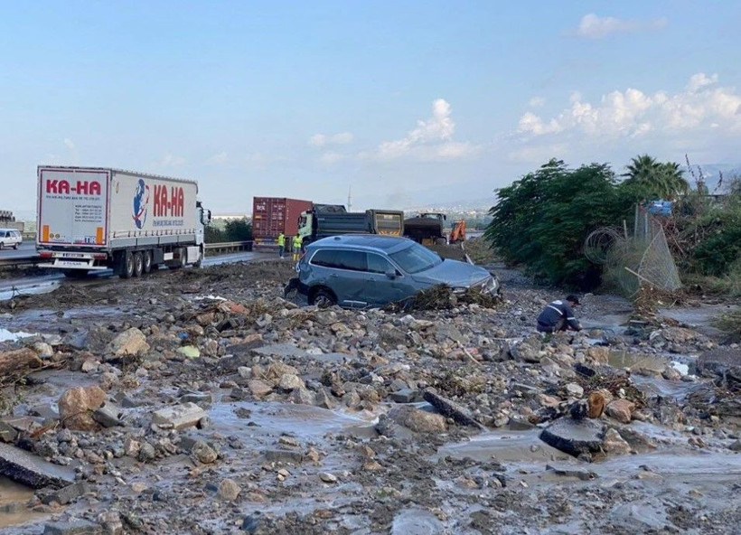 Hatay'da şiddetli sağanak: Engelli kadın tekerlekli sandalyesiyle suya kapıldı - Resim: 2