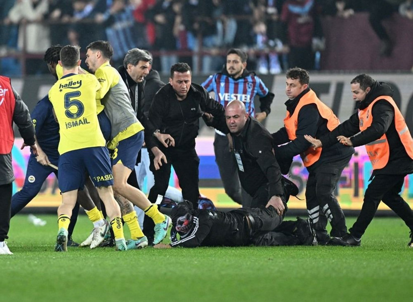Fenerbahçeli yıldız futbolcu baygınlık geçirdi: Çocukları telefonda ağlamış! Koridorlarda neler yaşandı? - Resim: 4