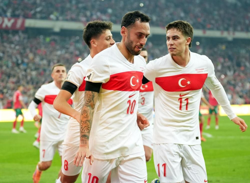 Zirveye yaklaşıyor: Hakan Çalhanoğlu, Bülent Korkmaz'ı yakaladı - Resim: 4