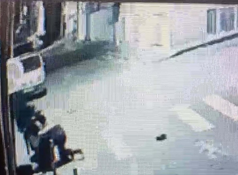 Motosikletli kuryeyi hayattan koparan bıçaklı saldırı anı kamerada - Resim: 4