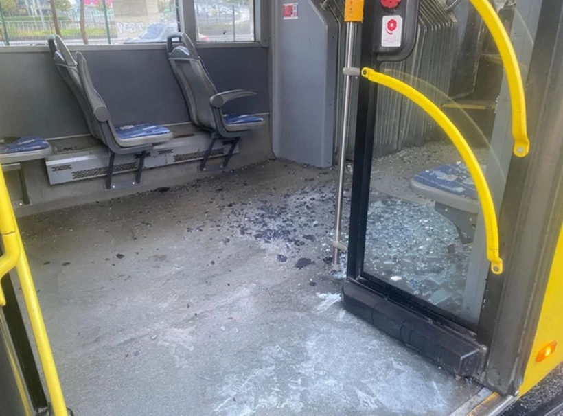 Otobüs bariyerlere saplandı: Şoför alkollü çıktı, 2 kişi hastanede - Resim: 3