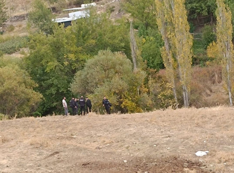 Diyarbakır'da, ağaçlık alanda erkek cesedi bulundu - Resim: 1