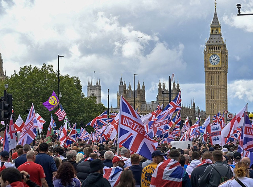 Londra’da aşırı sağcı eylemde arbede çıktı! 4’ü ağır 26 polis yaralandı, 25 kişi gözaltında - Resim: 4