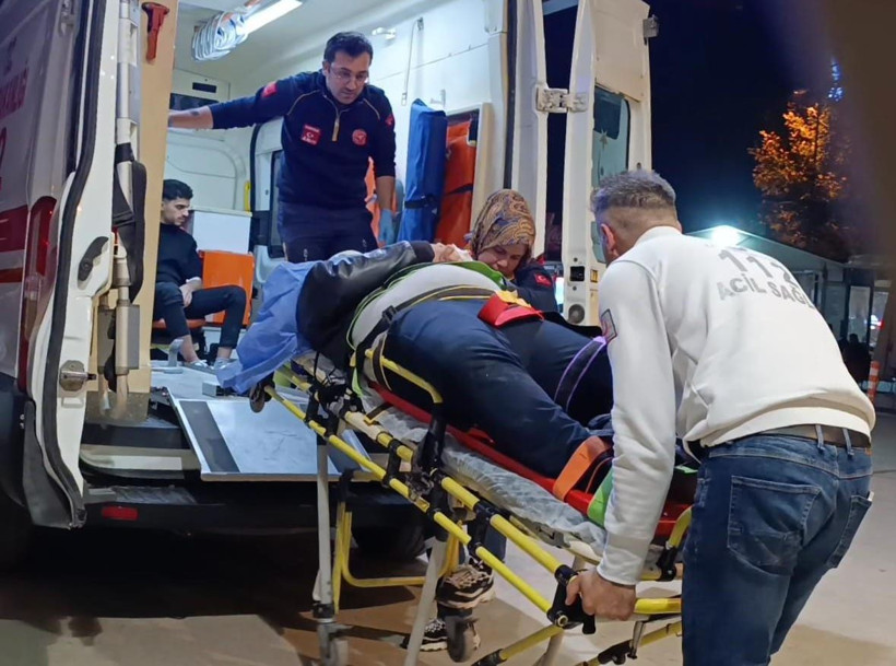 Bursa'da otomobil ağaca çarptı: 3 yaralı - Resim: 1