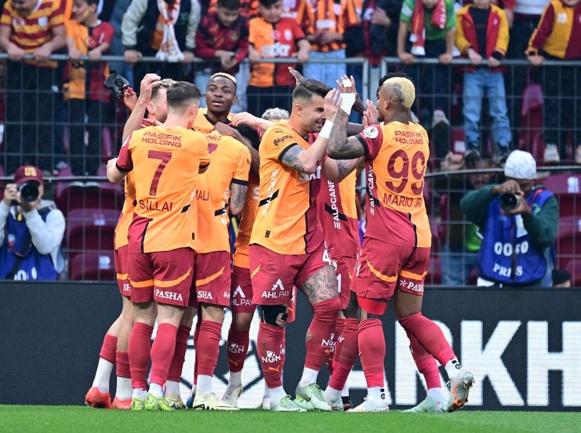 Galatasaray’da transfer krizi: Osimhen, Sanchez, Torreira, Sara ve Buruk’a Avrupa’dan kanca! - Resim: 1