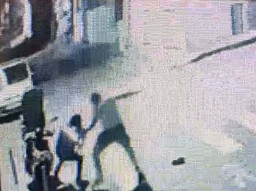 Motosikletli kuryeyi hayattan koparan bıçaklı saldırı anı kamerada - Resim: 3