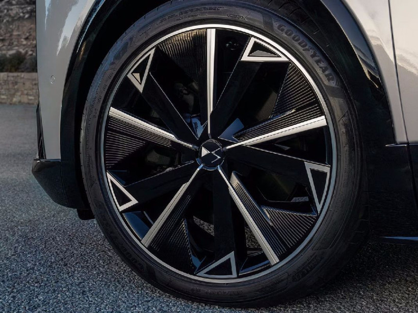 DS 4 sadece 2.1 milyon TL!  Nisan 2025 fiyatları açıklandı, ama Trump vergileri ve kur fırtınası kapıda - Resim: 2