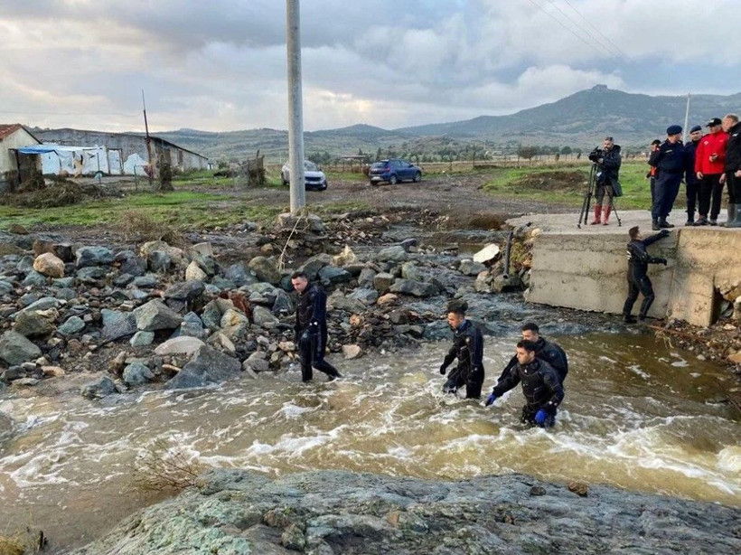 İzmir Foça'yı sel vurdu: Kayıp kişinin cüzdanı ve gömleği bulundu - Resim: 2