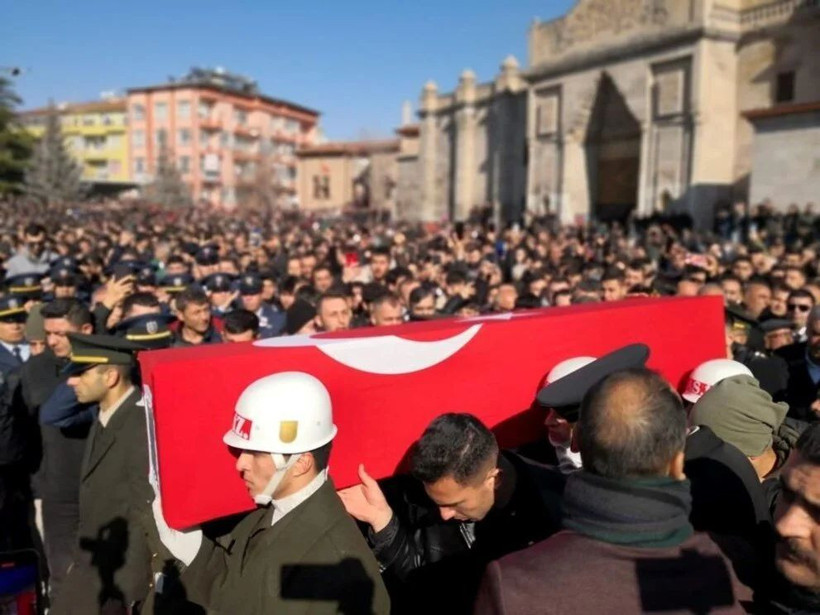 Türkiye şehitlerini uğurladı | Irak’ın kuzeyinde şehit düşen askerlere gözyaşlarıyla veda - Fotoğraf: 7