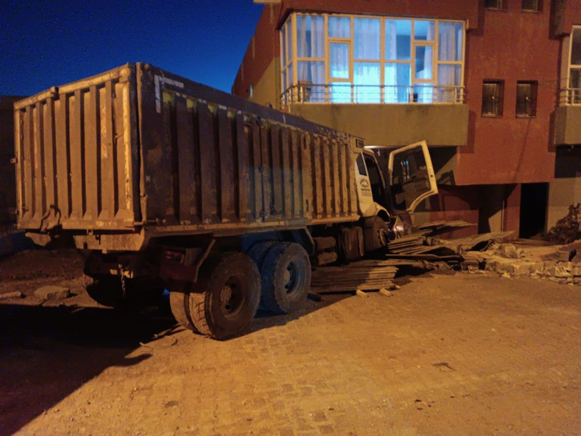 Mardin'de eve çarpan hafriyat kamyonunun şoförü yaralandı - Fotoğraf: 2