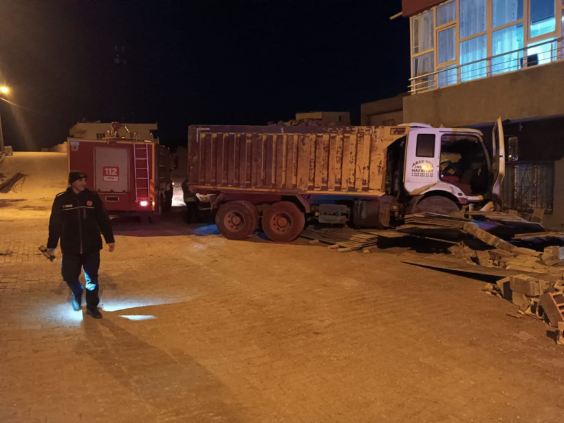 Mardin'de eve çarpan hafriyat kamyonunun şoförü yaralandı - Fotoğraf: 3