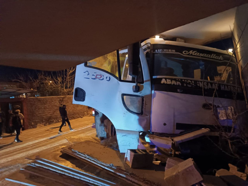 Mardin'de eve çarpan hafriyat kamyonunun şoförü yaralandı - Fotoğraf: 4