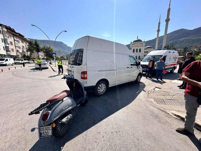 Minibüse çarpan motosikletin sürücüsü yaralandı; kaza anı kamerada - Resim: 1