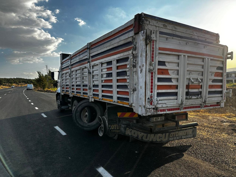 Gaziantep'te otomobil, kamyonun altına girdi - Resim: 1