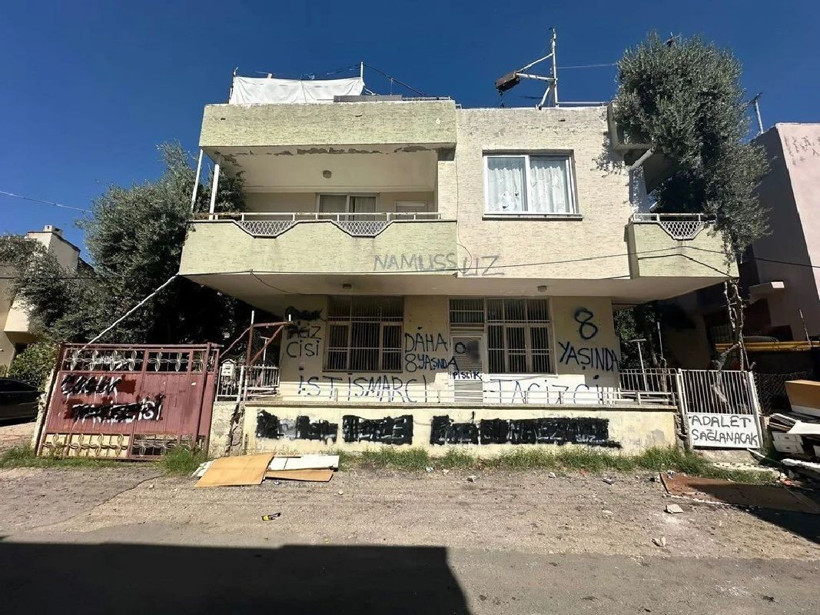 62 yaşındaki istismar şüphelisinin evini taşlayıp, duvarlarına yazı yazdılar - Resim: 3