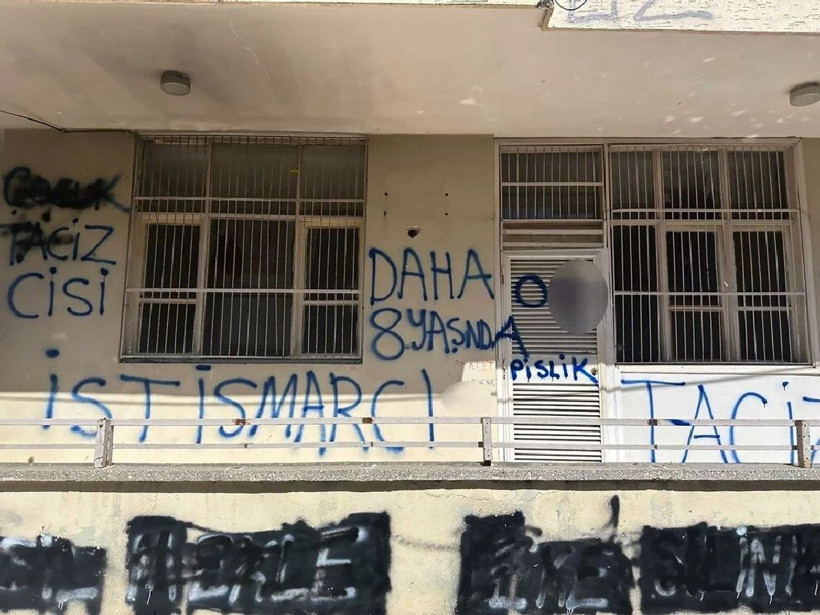 62 yaşındaki istismar şüphelisinin evini taşlayıp, duvarlarına yazı yazdılar - Resim: 1