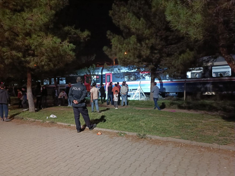 Hemzemin geçitte yolcu treninin çarptığı Abdullah, ağır yaralandı - Resim: 1