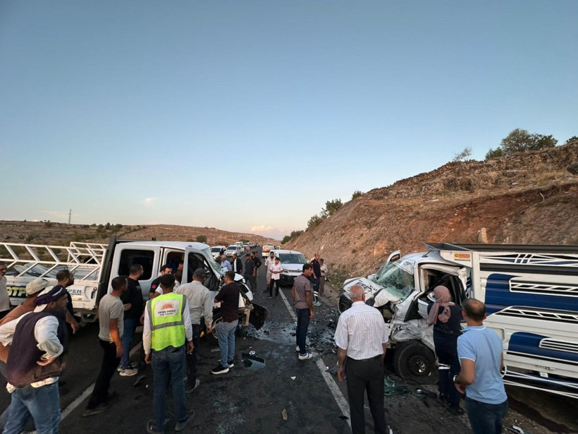 Mardin'de iki kamyonet kafa kafaya çarpıştı: 4 yaralı - Resim: 3