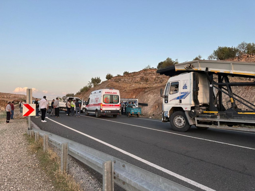 Mardin'de iki kamyonet kafa kafaya çarpıştı: 4 yaralı - Resim: 1