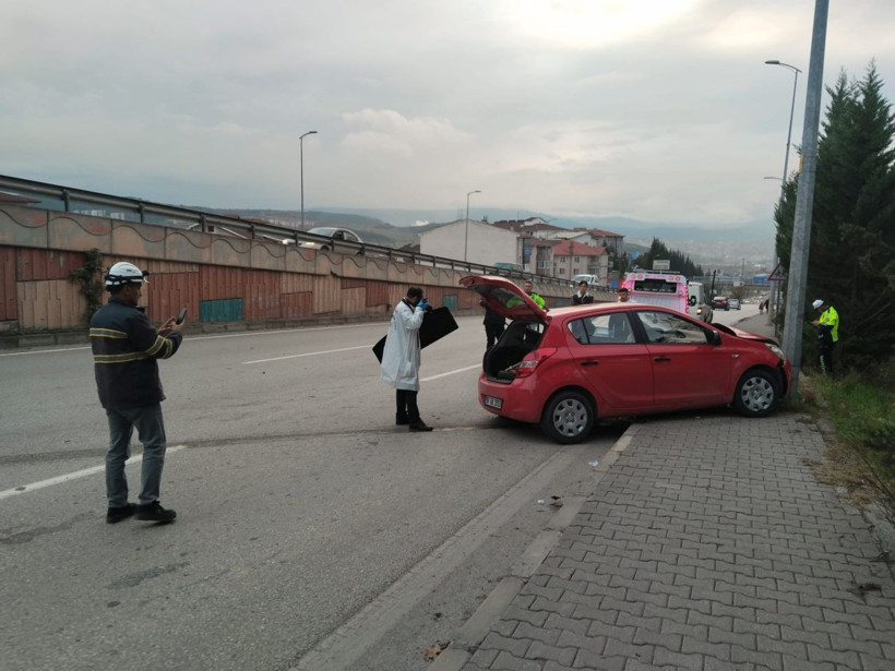 Otomobil istinat duvarı ve aydınlatma direğine çarptı - Resim: 2
