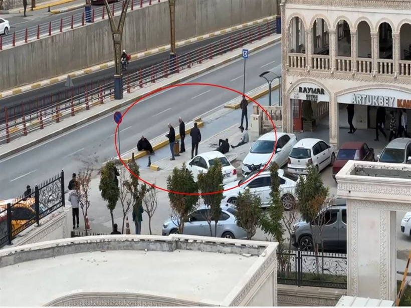 Mardin’de adliye önündeki silahlı saldırının görüntüleri ortaya çıktı - Resim: 1