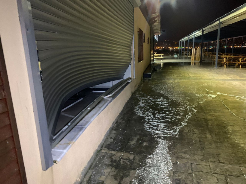 Rize'de fırtına; dev dalgalar işletmenin camlarını kırdı, sarsıntı oluşan 8 katlı apartman boşaltıldı - Resim: 1
