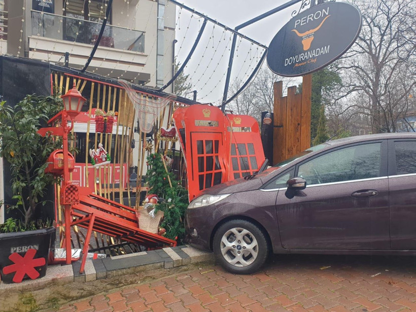 Otomobil, restoranın çitlerine çarptı; o anlar kamerada - Resim: 2