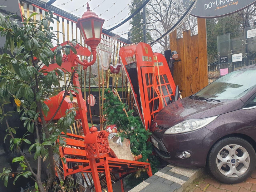 Otomobil, restoranın çitlerine çarptı; o anlar kamerada - Resim: 1
