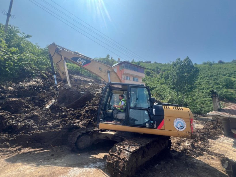 Trabzon’da heyelanda 3 ev hasar gördü - Resim: 4