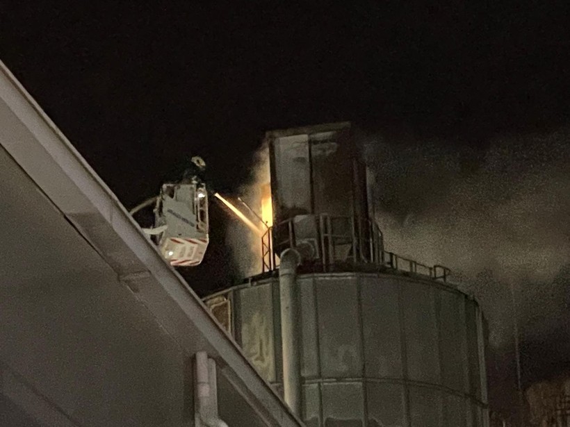 Kayseri'de ahşap fabrikasının silosundaki yangın söndürüldü - Resim: 2