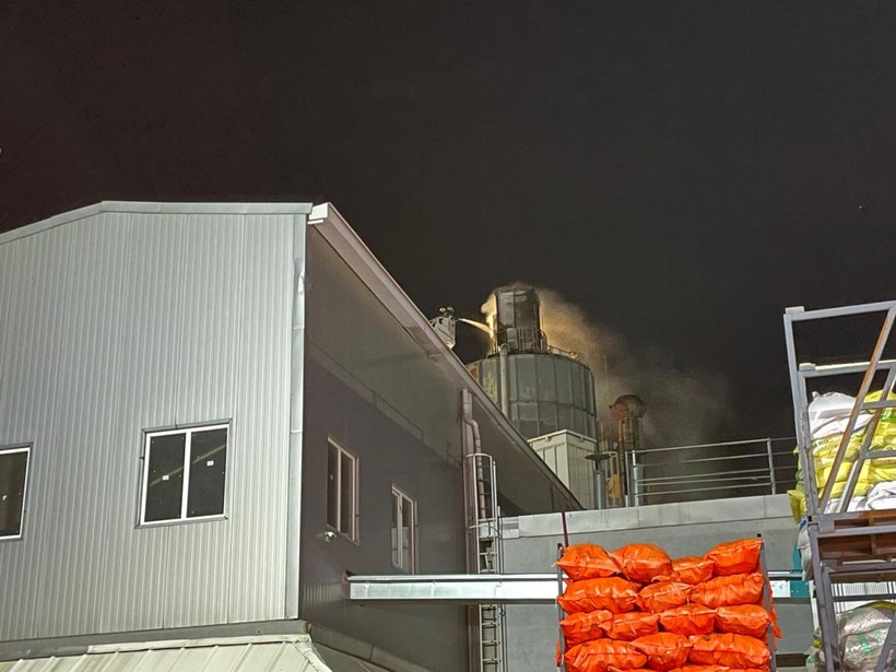 Kayseri'de ahşap fabrikasının silosundaki yangın söndürüldü - Resim: 1