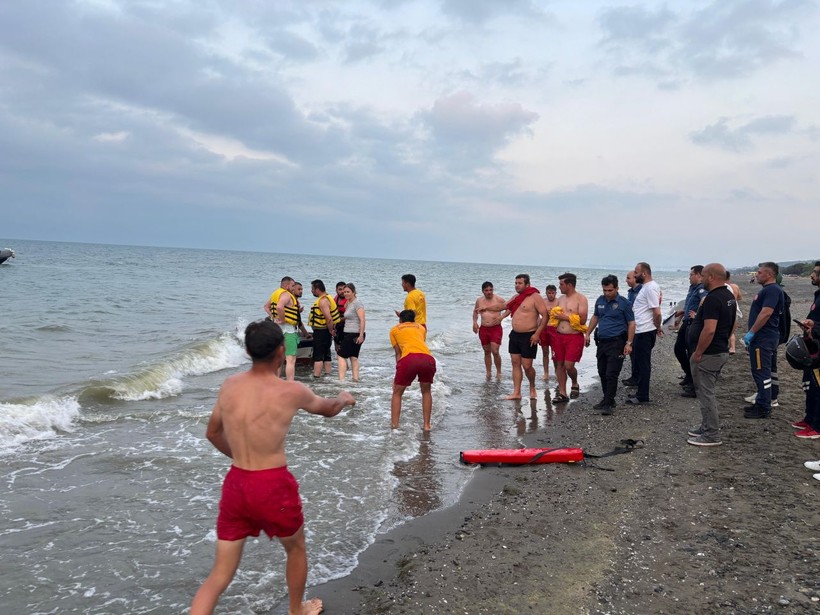 Samsun'da sandalları alabora olan 3 kişiyi ekipler kurtardı - Resim: 1