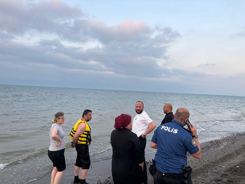 Samsun'da sandalları alabora olan 3 kişiyi ekipler kurtardı - Resim: 3