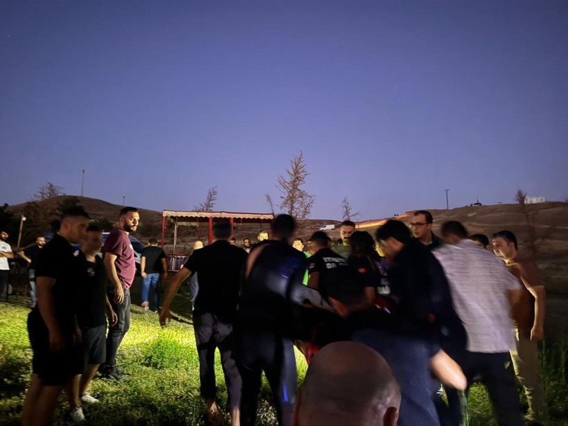 Köprüde kayboldu ihbarı yapıldı, nehirden çıkarılıp hastaneye kaldırıldı - Resim: 1