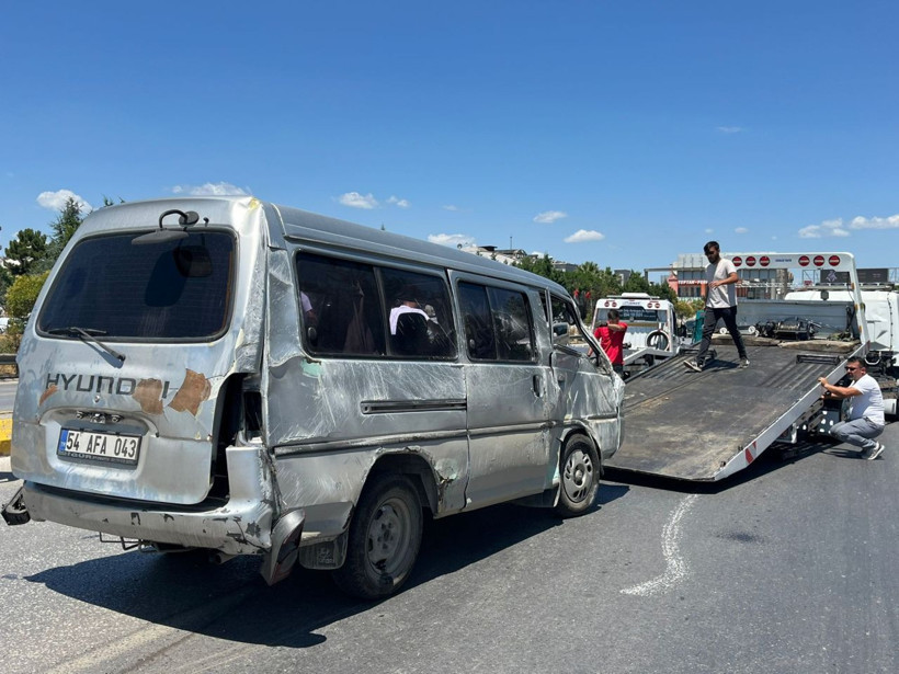 Sakarya'da minibüs devrildi: 6 yaralı - Resim: 3