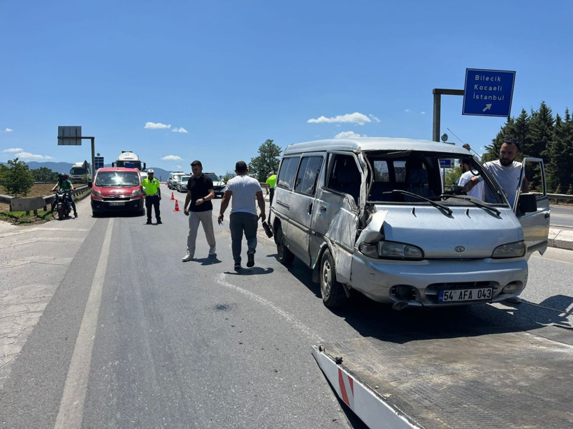 Sakarya'da minibüs devrildi: 6 yaralı - Resim: 1