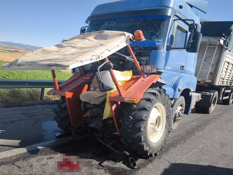 TIR’ın çarptığı traktör ikiye bölündü: 2 yaralı - Resim: 1