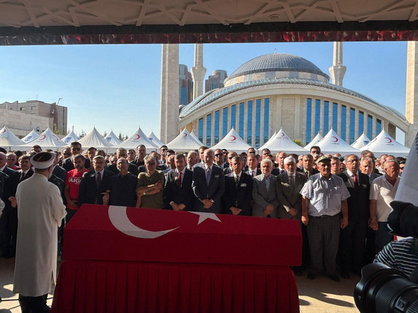 Orman yangını şehitlerimize veda... Şehit AKUT gönüllüleri son yolculuğuna uğurlandı - Resim: 3