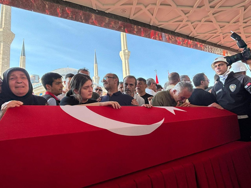 Orman yangını şehitlerimize veda... Şehit AKUT gönüllüleri son yolculuğuna uğurlandı - Resim: 1