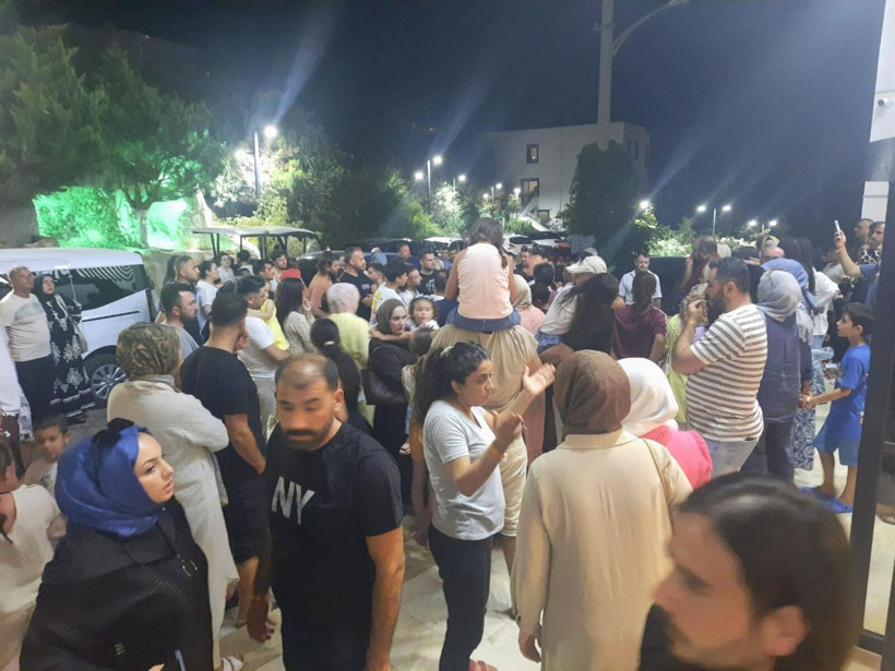 Elektrik kesintisi nedeniyle klimalar çalışmayınca, müşteriler resepsiyona inip tepki gösterdi - Resim: 1