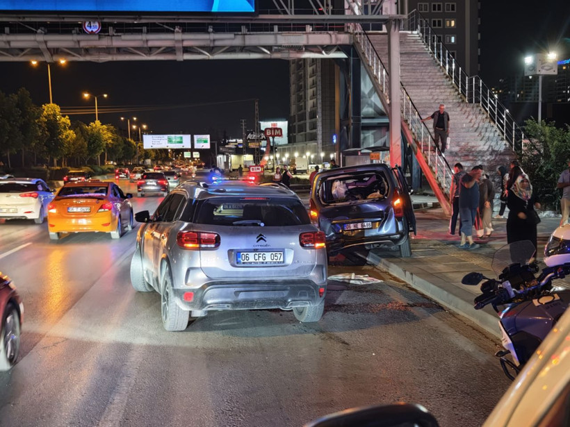 Ankara'da trafik kazası sonrası kavga kamerada - Resim: 1