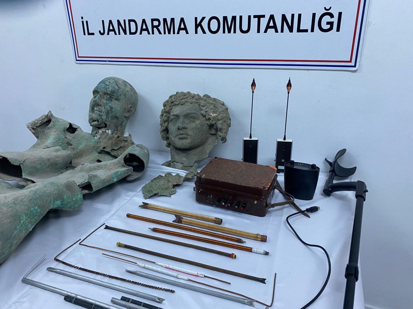 Bayburt’ta 156 adet tarihi eser ele geçirildi; operasyon anı kamerada - Resim: 2