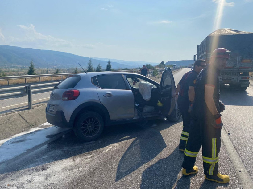 Kastamonu’da otomobil refüjdeki kanala düştü - Resim: 1