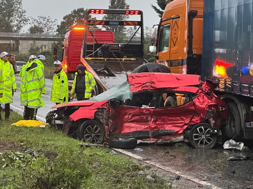 Rize’de otomobil TIR’a çarptı: 3 ölü - Resim: 4