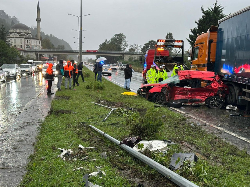 Rize’de otomobil TIR’a çarptı: 3 ölü - Resim: 1