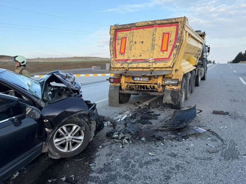 Silivri’de otomobil hafriyat kamyonuna çarptı: 2 yaralı - Resim: 2