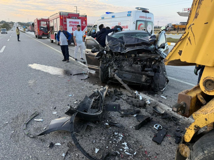 Silivri’de otomobil hafriyat kamyonuna çarptı: 2 yaralı - Resim: 3